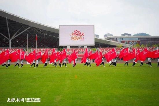 MV画面中，既有小白与阿宣驾驭着伞在天地间遨游的甜蜜时光，也有二人在黑暗中相拥取暖的患难时刻，配合动人的歌声更是直击心灵，让人浮想联翩